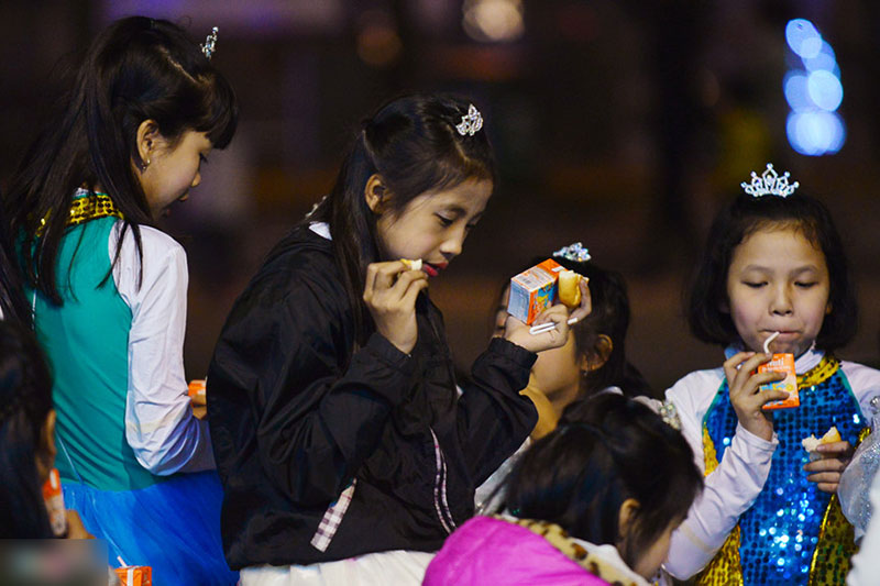 Biển người ra đường đón Giáng sinh